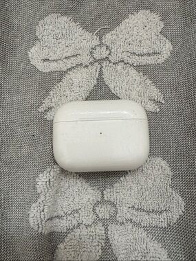 Apple White Wireless Earbuds Charging Case